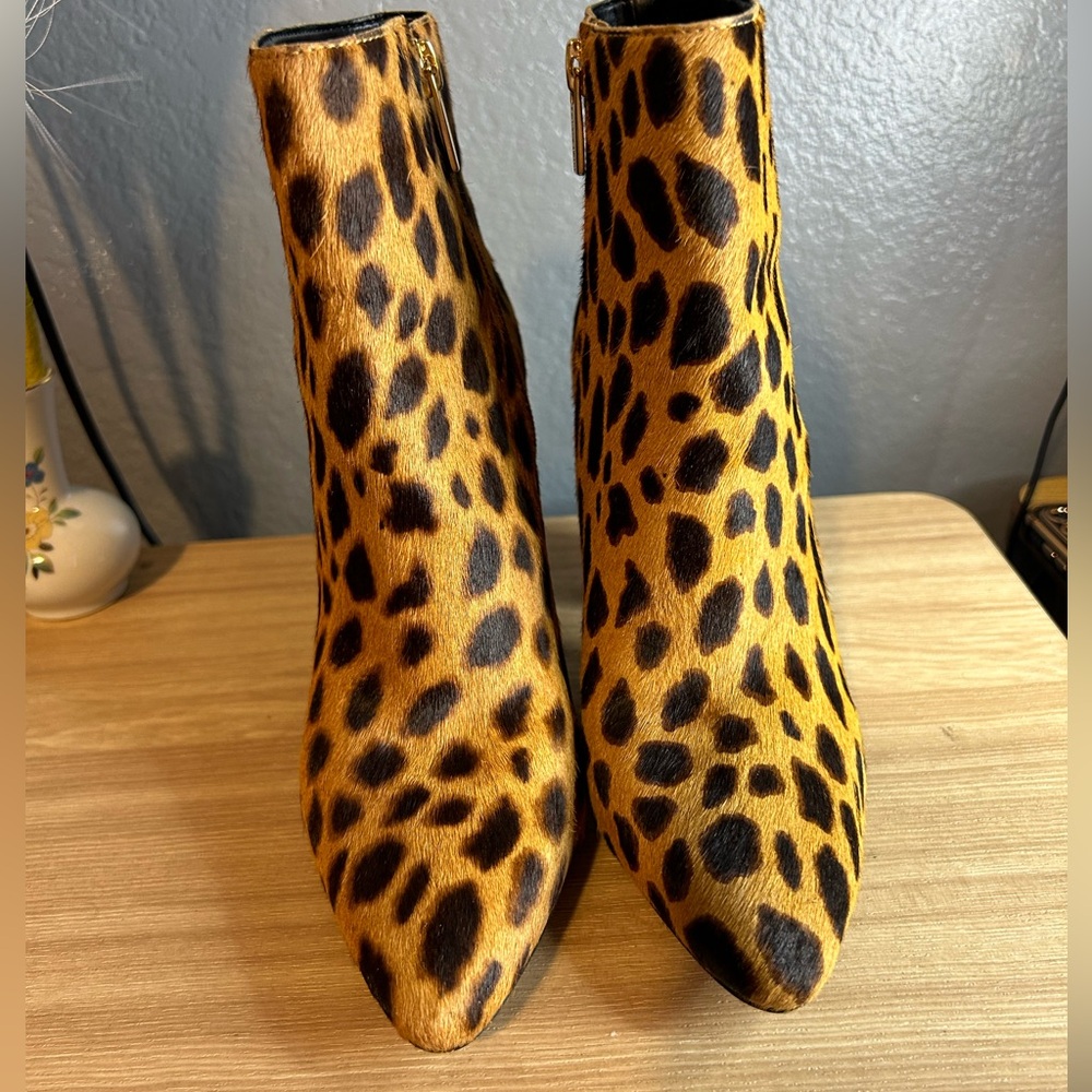 Vincent Camuto Leopard Print/Cow Hair Ankle Boots~Pointed Toe~Block Heel - Picture 2 of 10